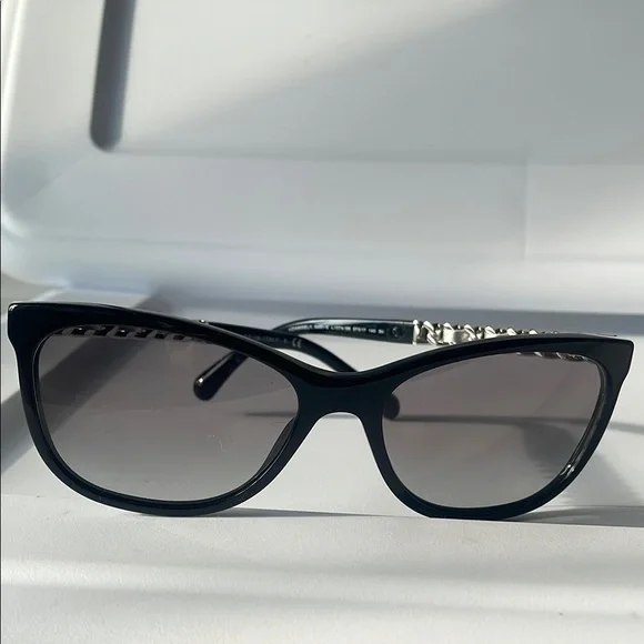 CHANEL Black Sunglasses with Chain Accent - Picture 5 of 9